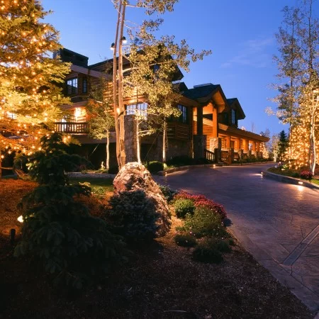 8 Reasons You Should Hire a Professional to Install Your Holiday Decorations